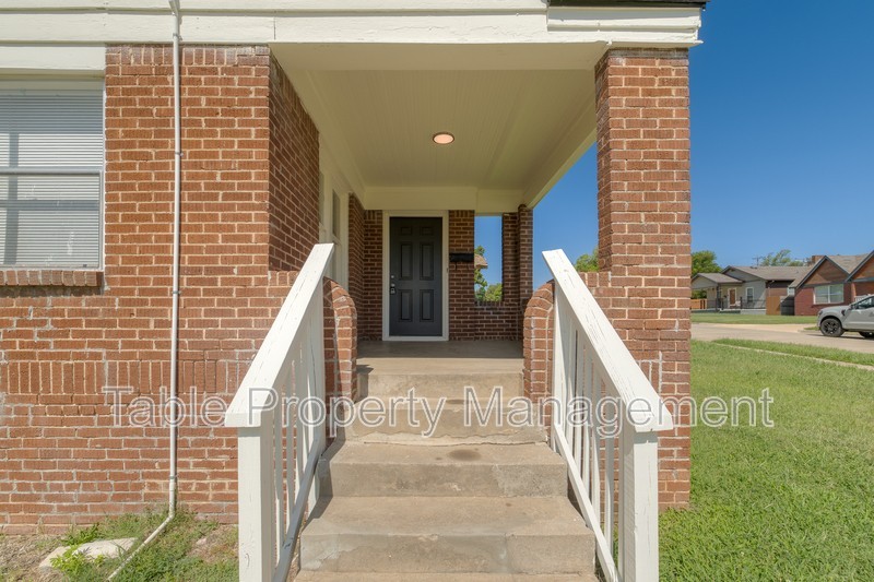 1618 Ne 11th St - Photo 3 of 4
