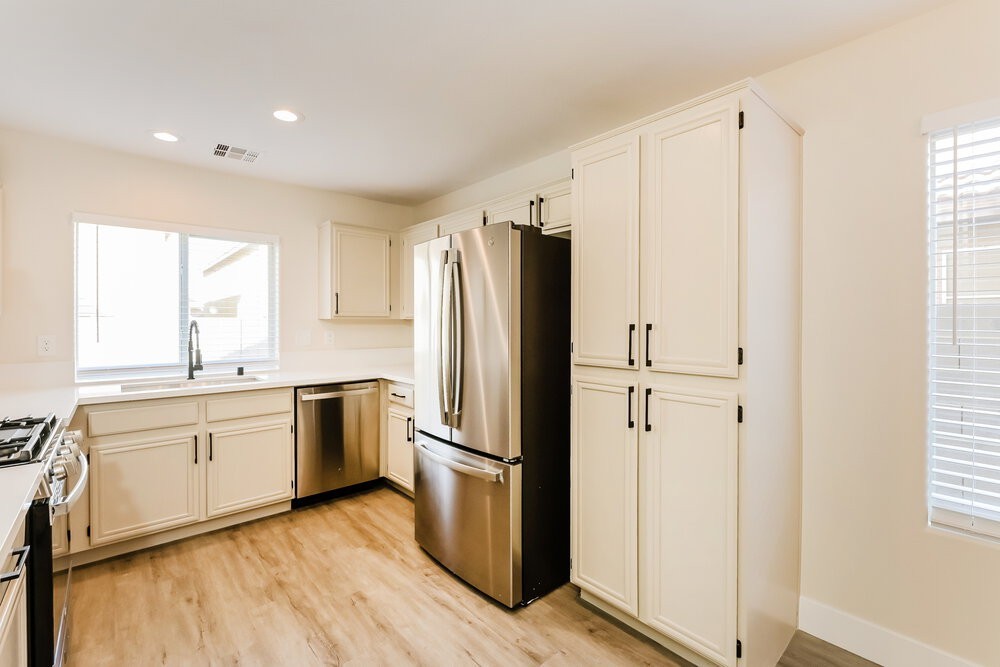 7968 W Quail Ave - Photo 4 of 17
