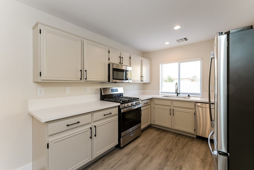 7968 W Quail Ave - Photo 5 of 17