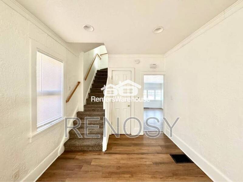 1144 E 8th St - Photo 4 of 27