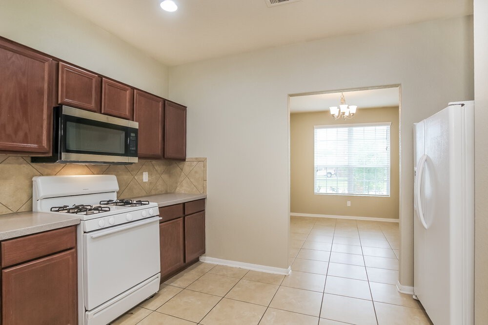18031 Seco Creek Ln - Photo 6 of 17