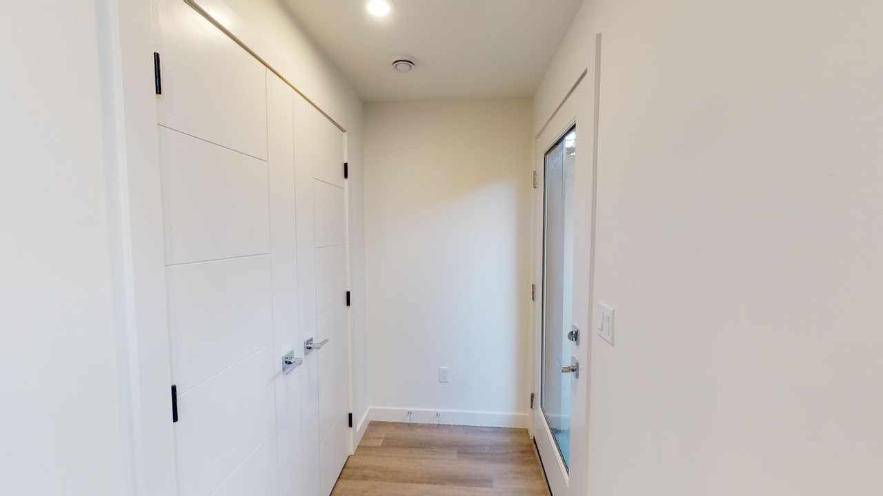 2102B 13 St Nw - Photo 3 of 8