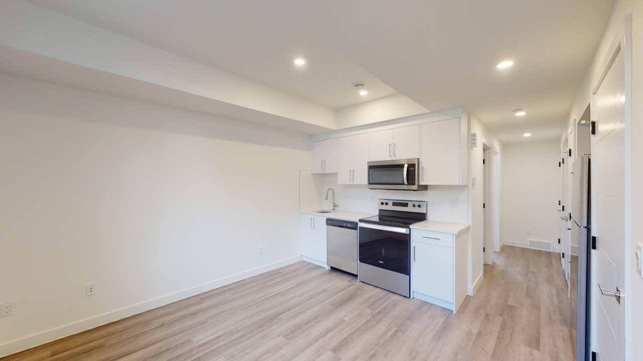 2102B 13 St Nw - Photo 4 of 8