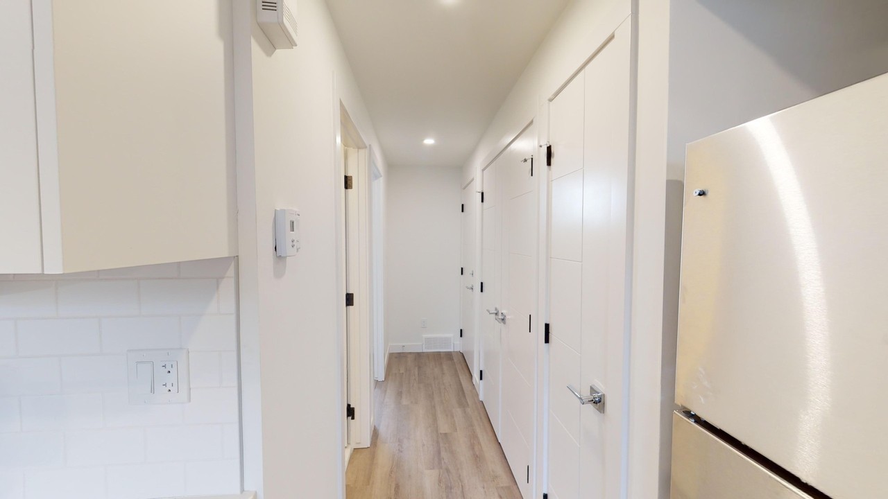 2102B 13 St Nw - Photo 5 of 8