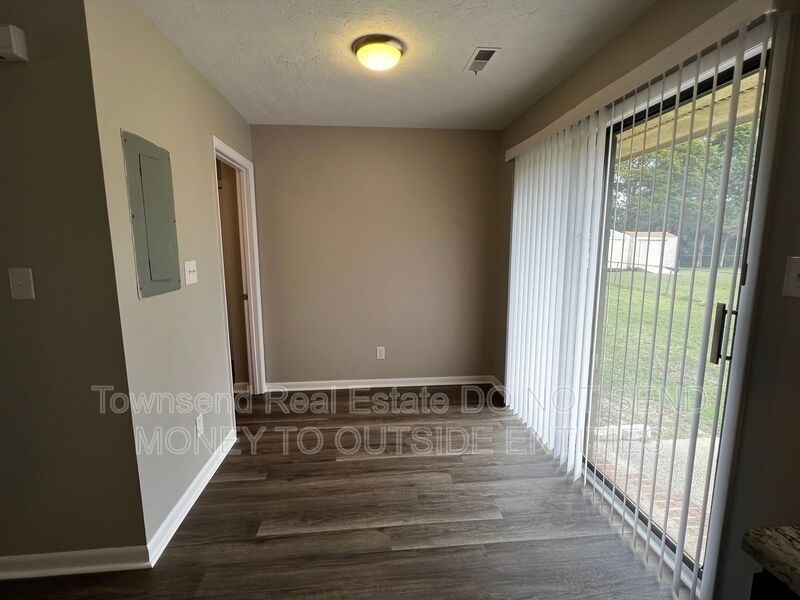 1441 Ireland Dr Apt A - Photo 3 of 10
