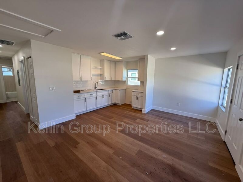 1040 Melrose Ave S #B - Photo 2 of 11