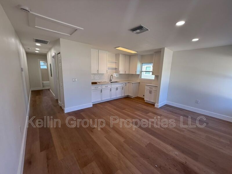 1040 Melrose Ave S #B - Photo 4 of 11