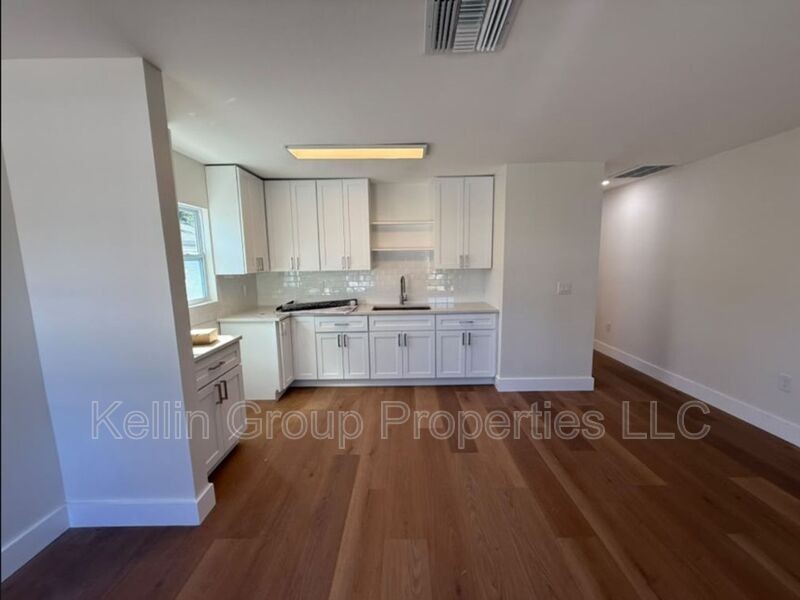 1040 Melrose Ave S #A - Photo 3 of 12