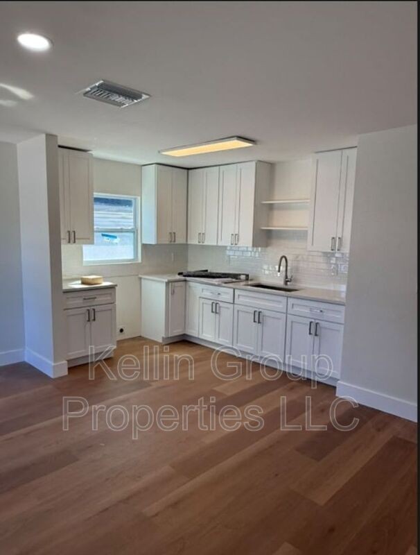 1040 Melrose Ave S #A - Photo 4 of 12