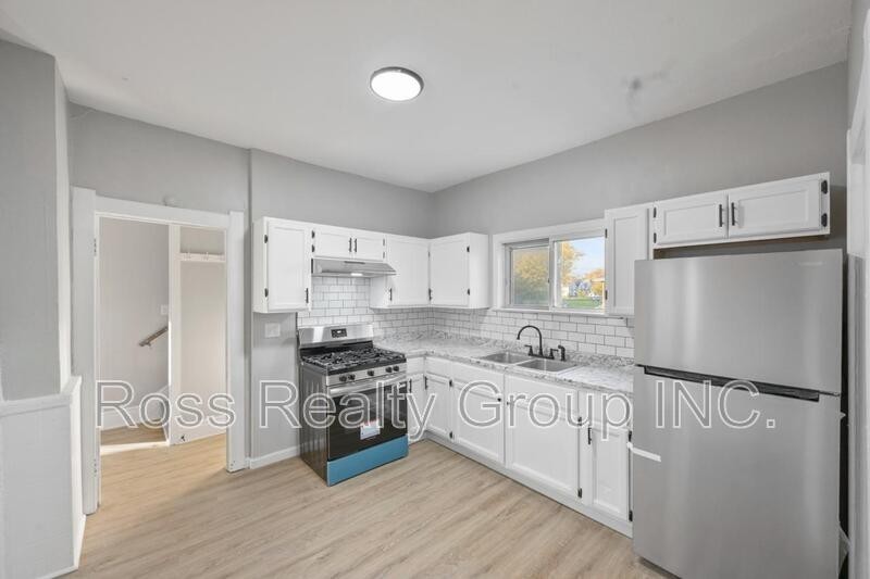 924 Pinewood Ave - Photo 3 of 15