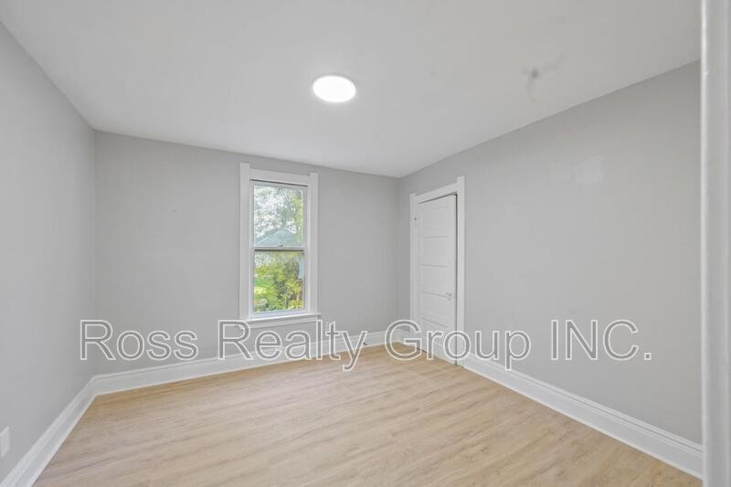 924 Pinewood Ave - Photo 5 of 15