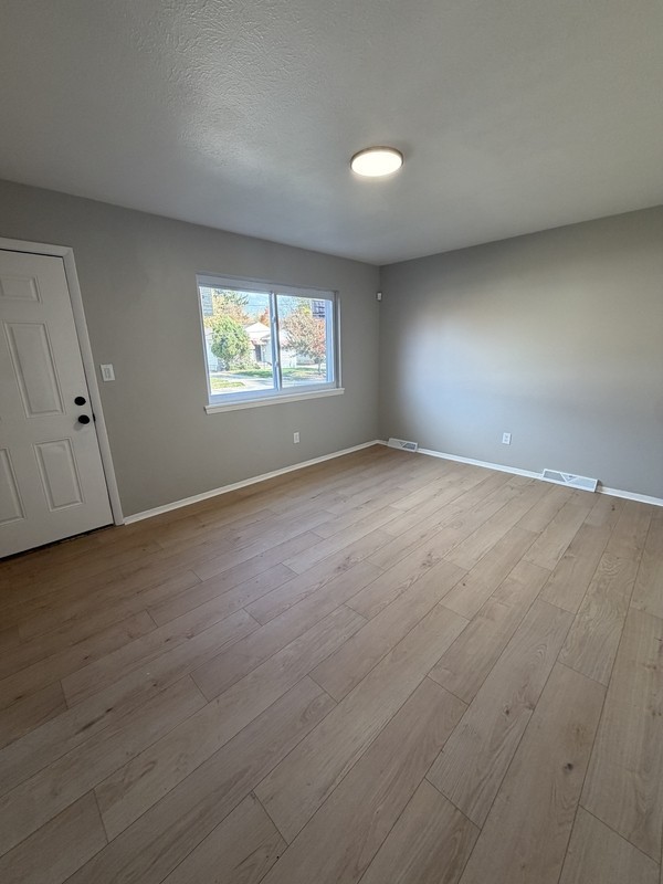 16700 Glenpark Ave - Photo 4 of 10