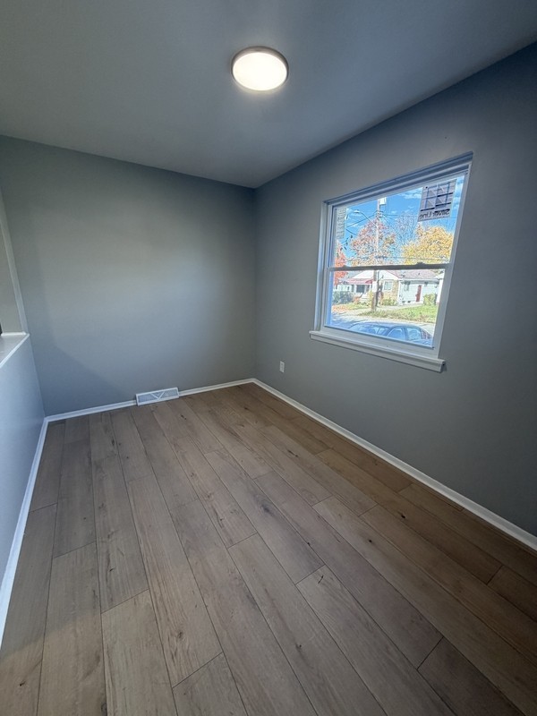 16700 Glenpark Ave - Photo 5 of 10