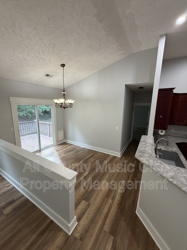 1502 Rennie Cir - Photo 4 of 15