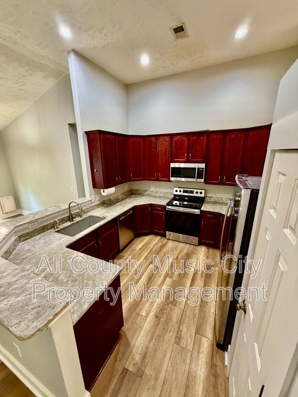 1502 Rennie Cir - Photo 5 of 15