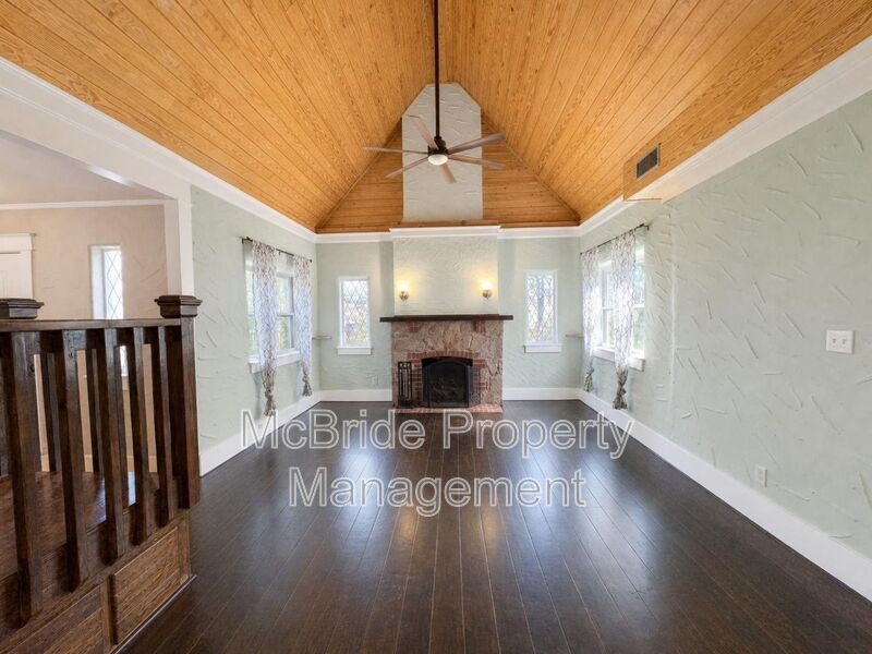 1833 Kissingbower Rd - Photo 3 of 25