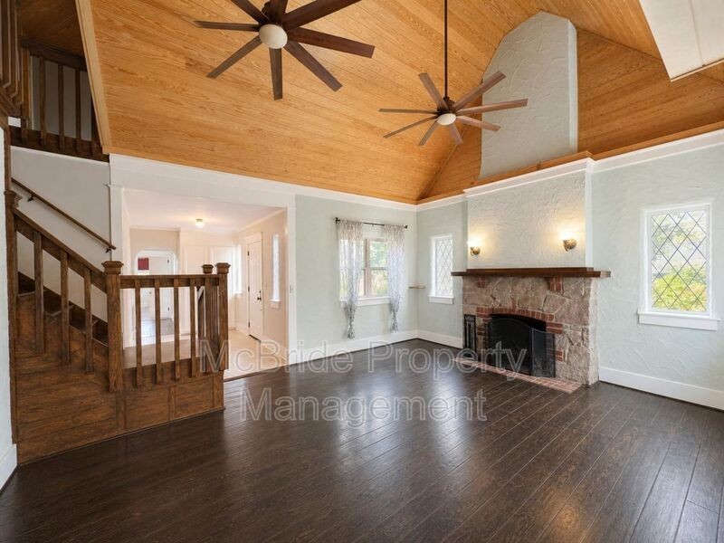 1833 Kissingbower Rd - Photo 4 of 25