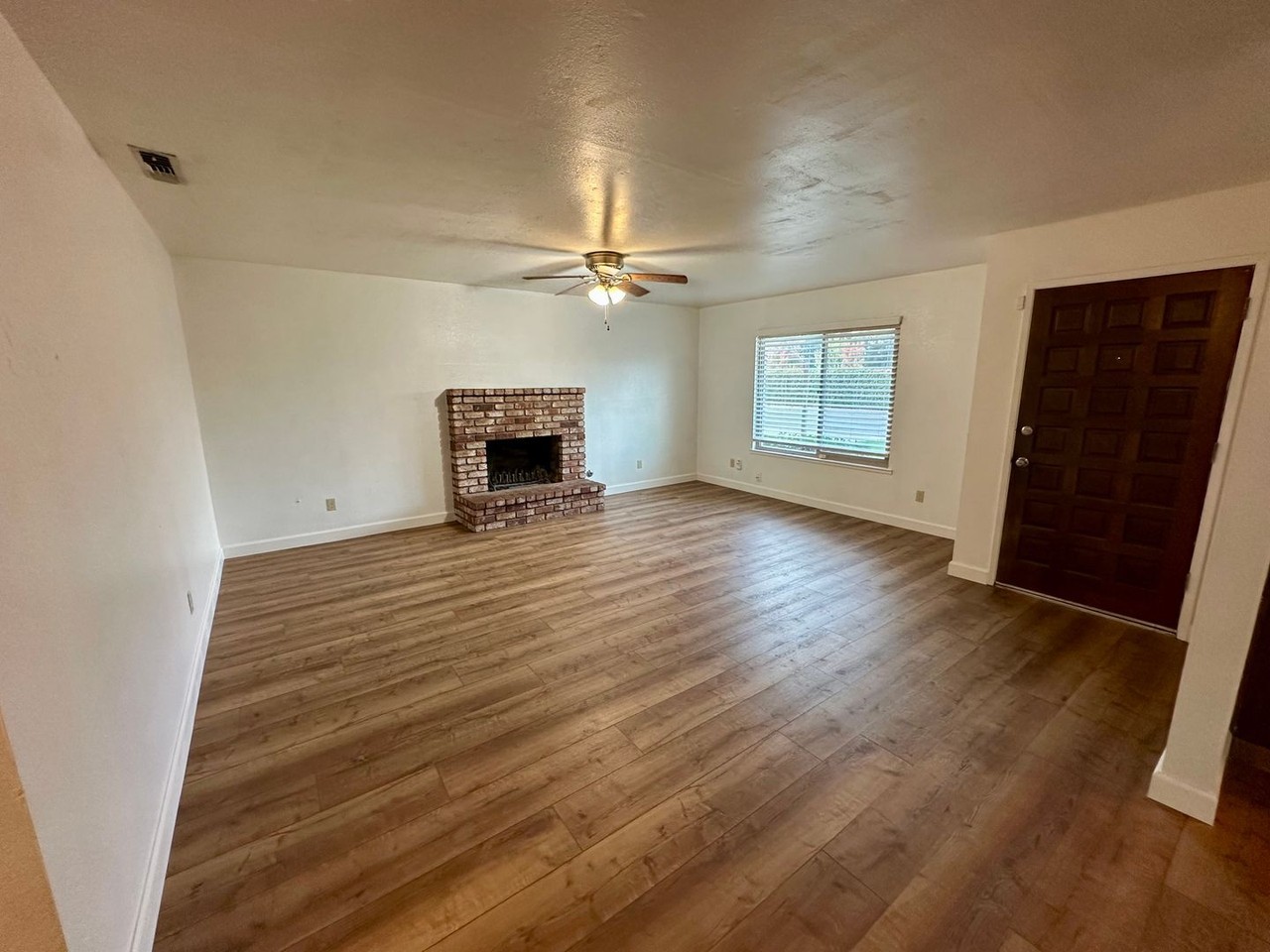 660 E Zeering Rd - Photo 2 of 23