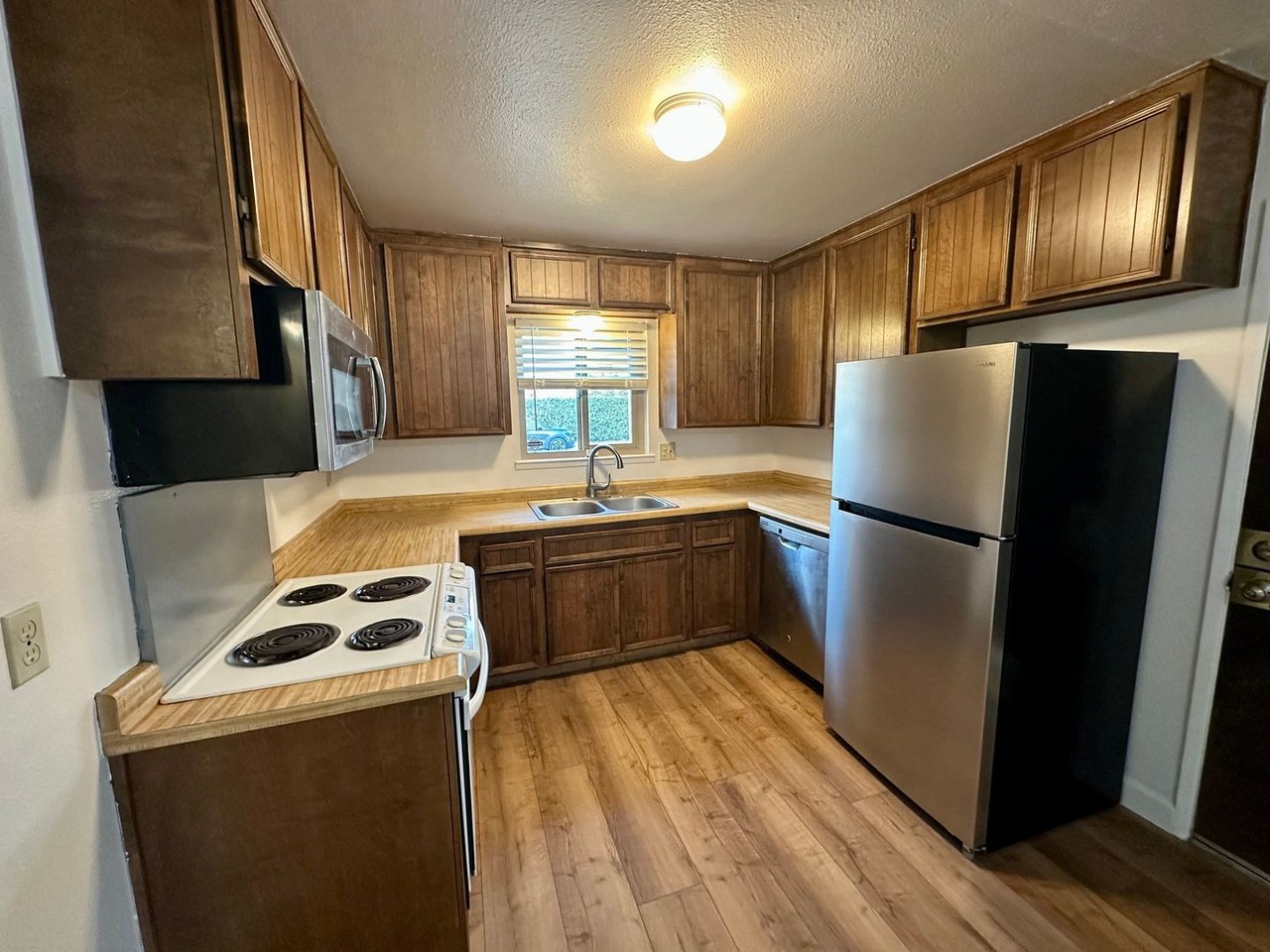 660 E Zeering Rd - Photo 4 of 23