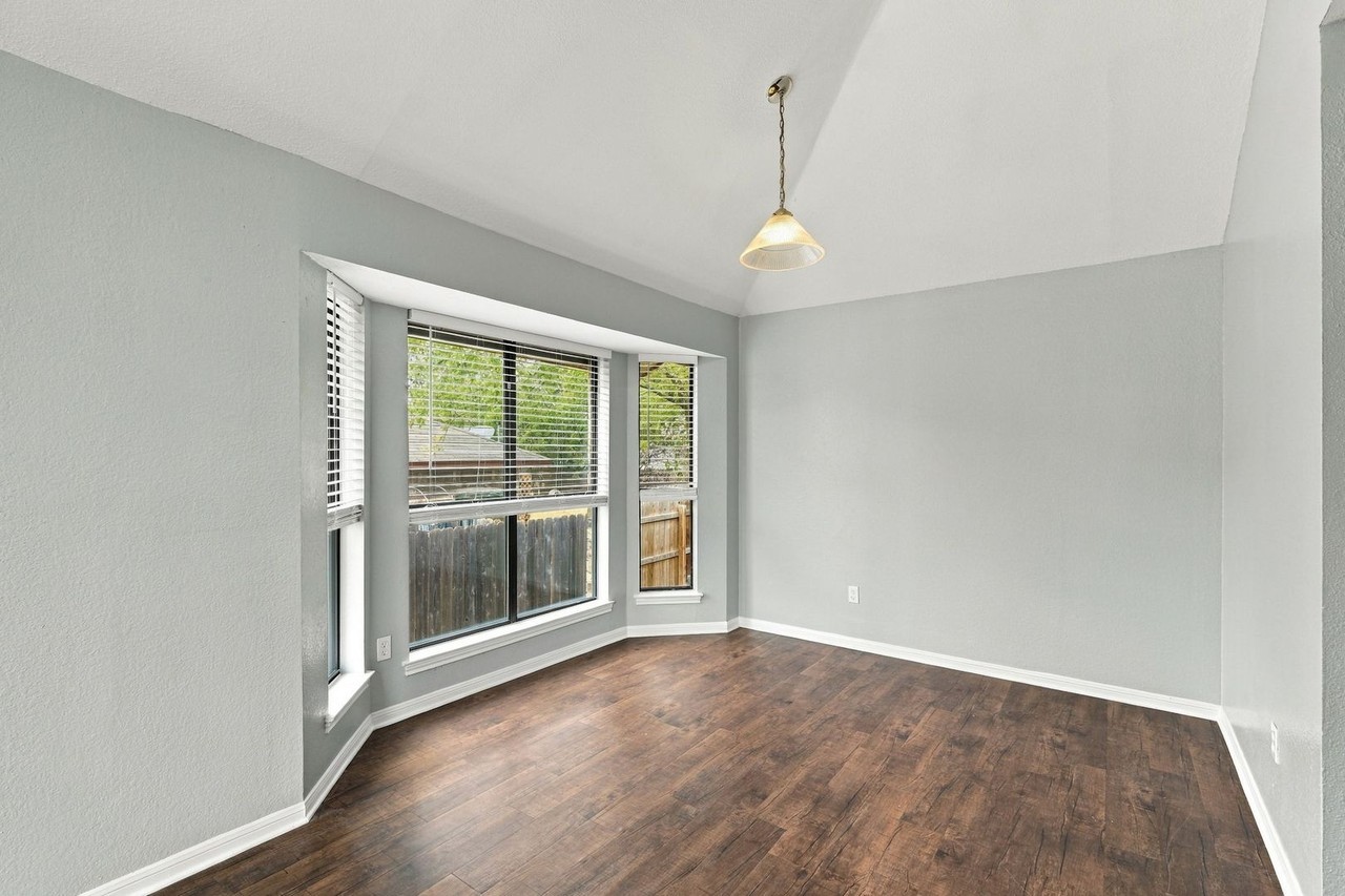302 Applewood Dr - Photo 3 of 19