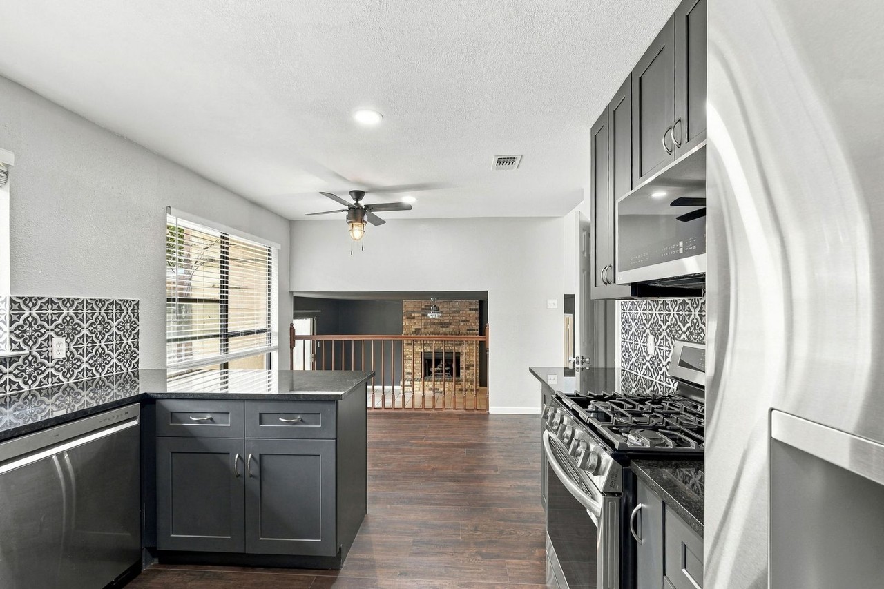 302 Applewood Dr - Photo 4 of 19