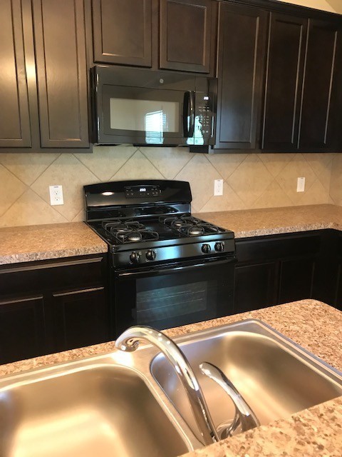 527 Wellshire Dr - Photo 4 of 11