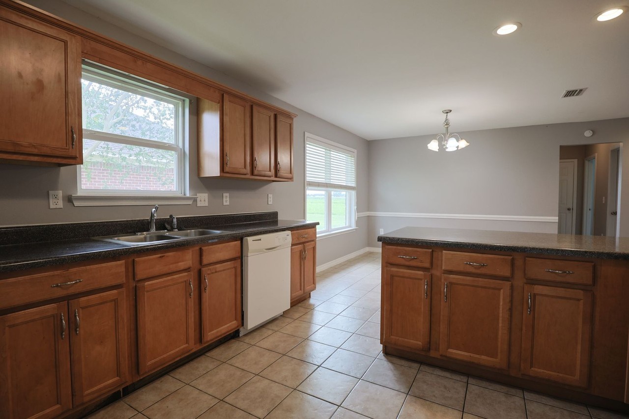 25865 Argonne Dr - Photo 2 of 12