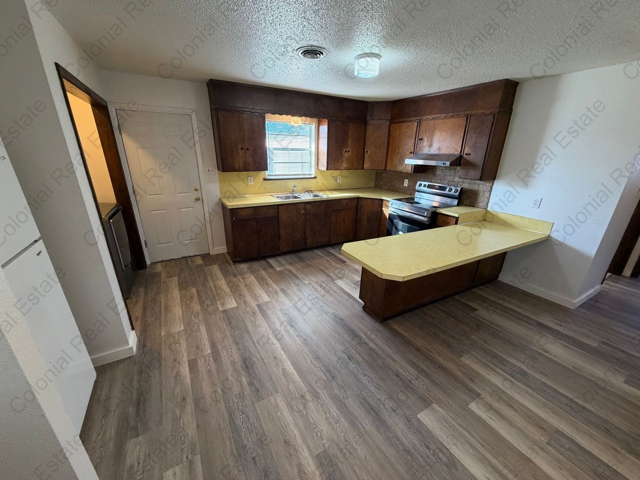 318 E 9th St - Photo 4 of 8