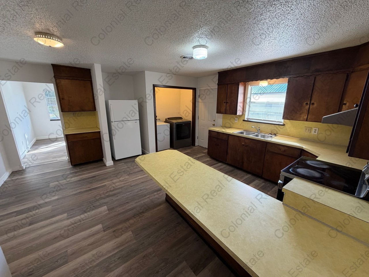 318 E 9th St - Photo 5 of 8