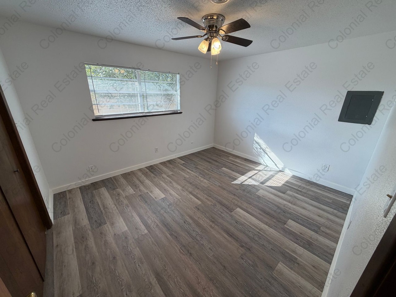 318 E 9th St - Photo 6 of 8