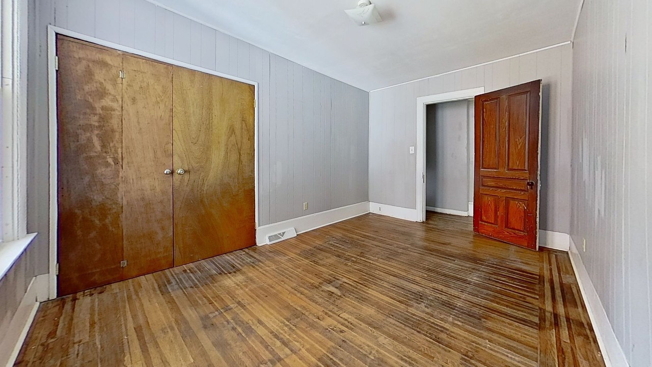 515 W Broadway - Photo 4 of 10