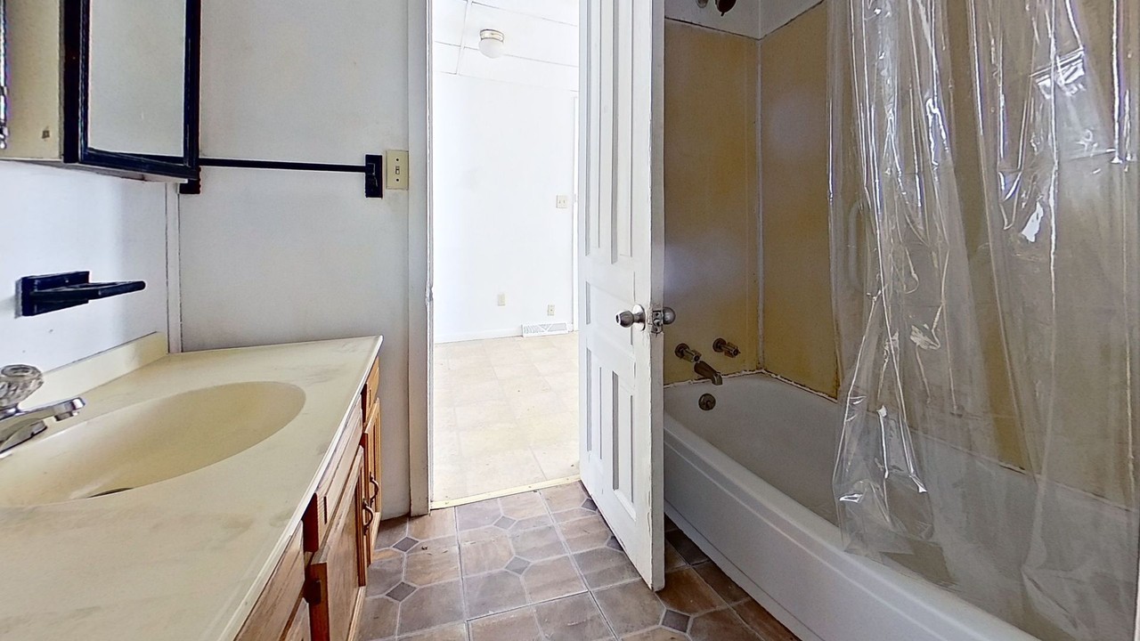 515 W Broadway - Photo 7 of 10