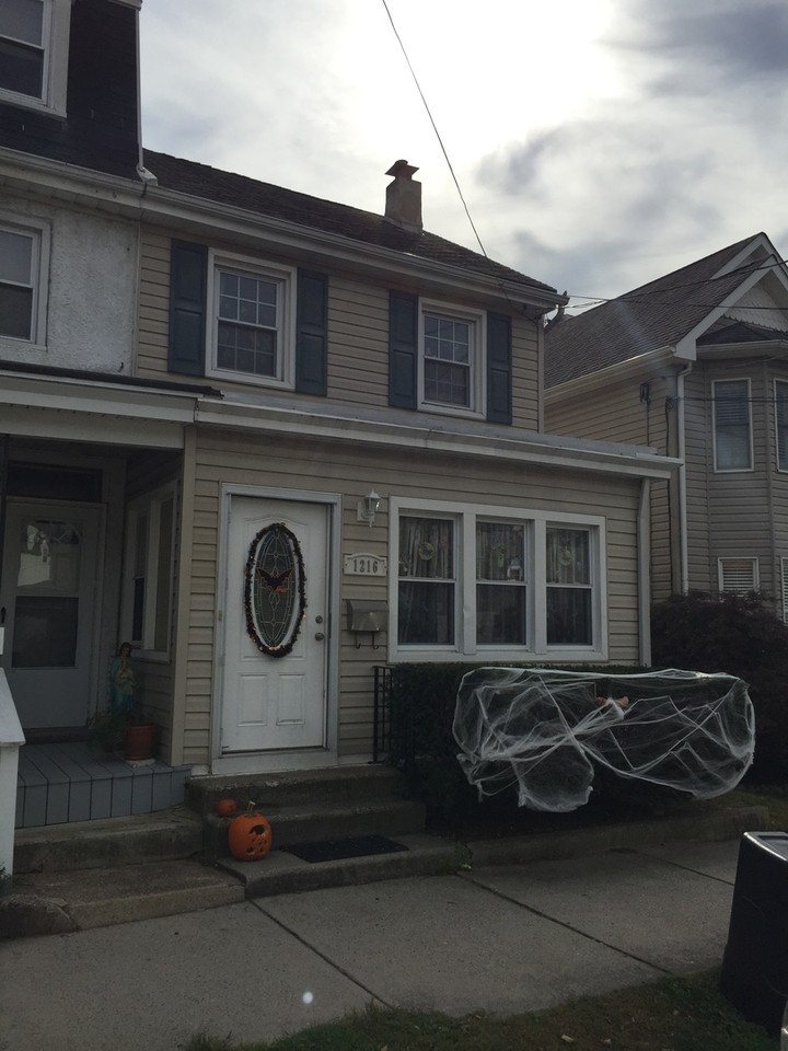 1216 Radcliffe St - Photo 2 of 14