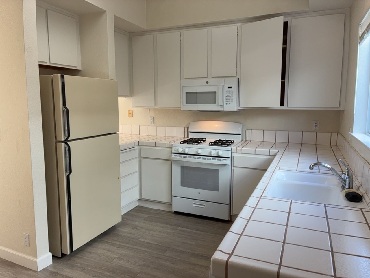 3039 Woods Cir - Photo 3 of 13