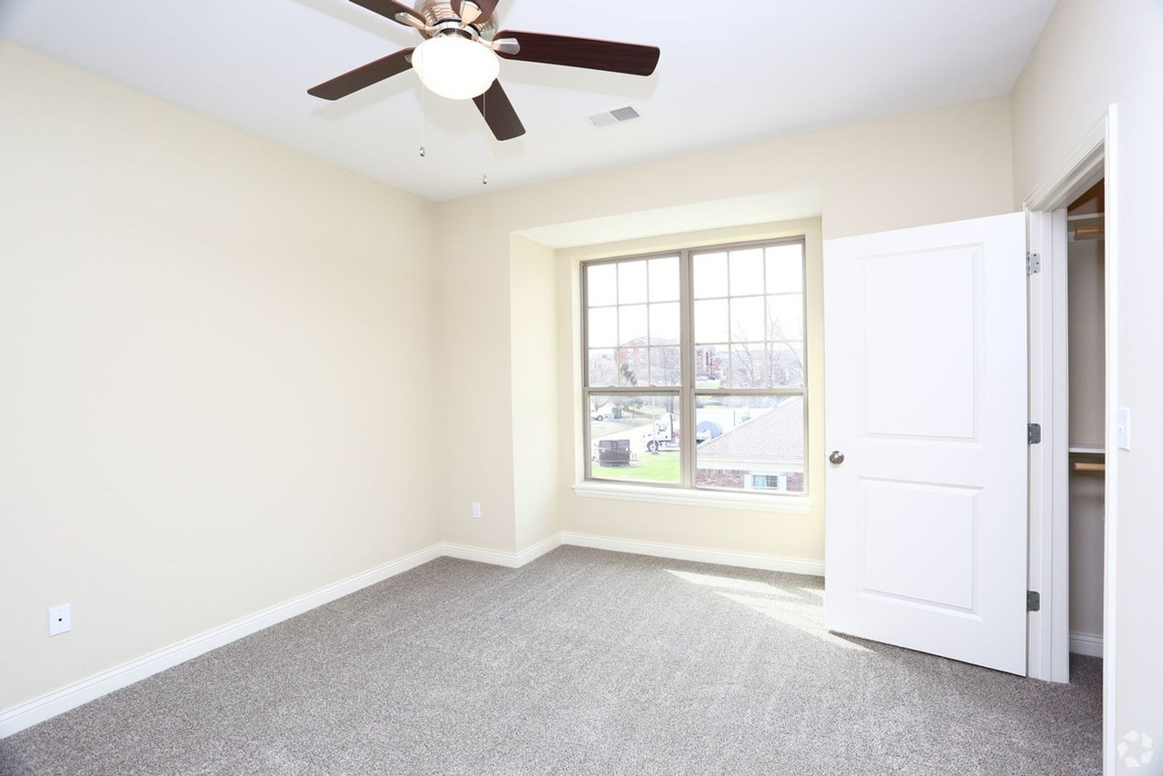 20 W Southampton Dr #303 - Photo 5 of 16
