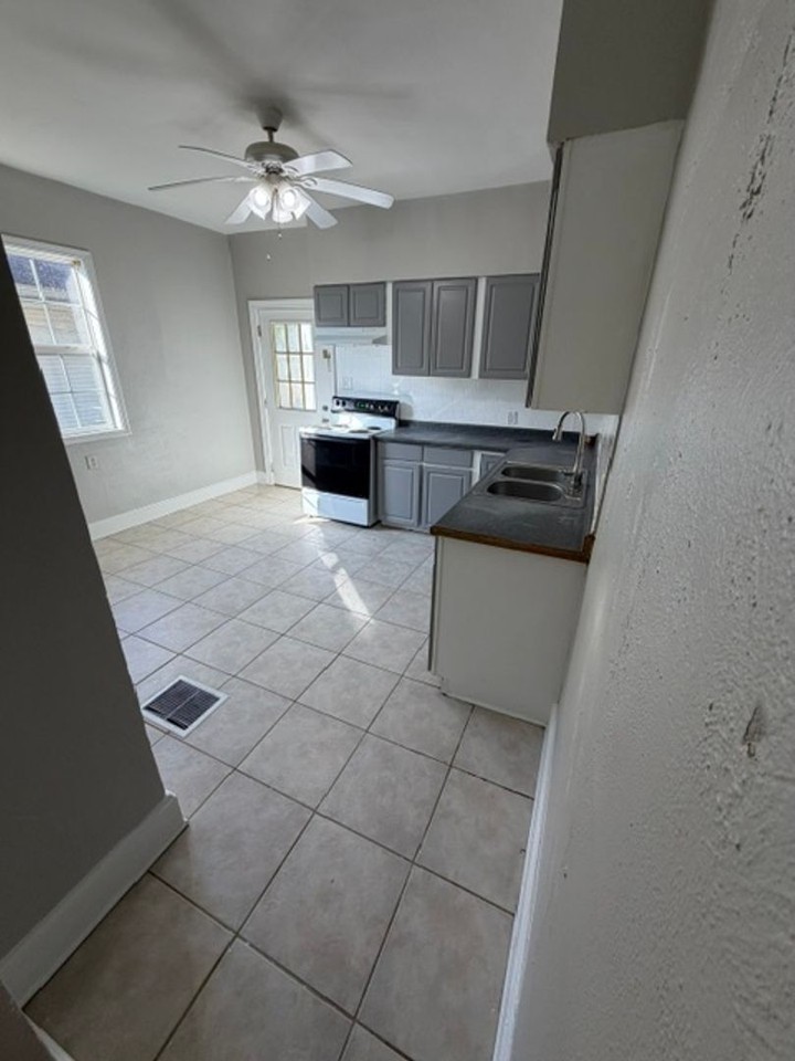 1705 S Garvin St - Photo 6 of 10