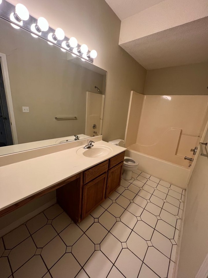 21 N Cedar Lake Dr W #102 - Photo 4 of 16
