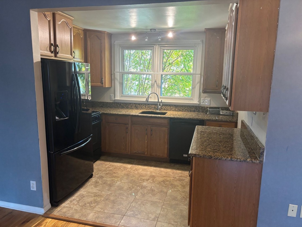 16 Hilbert Ct - Photo 4 of 13