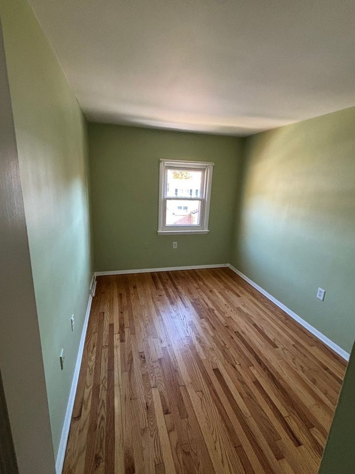 16 Hilbert Ct - Photo 7 of 13