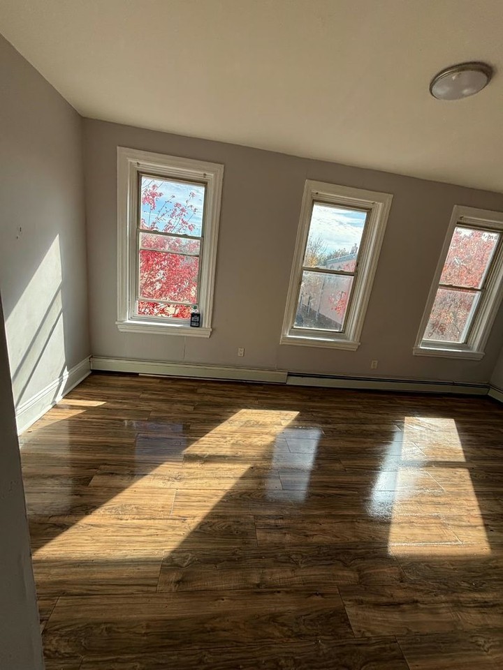 523 N Clinton Ave - Photo 3 of 14