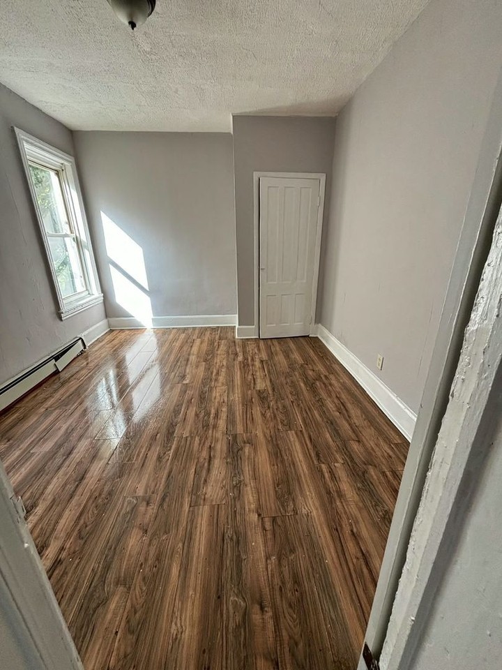 523 N Clinton Ave - Photo 4 of 14