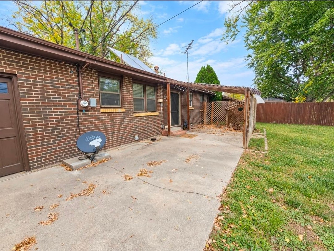 2822 W 5th St - Photo 2 of 20