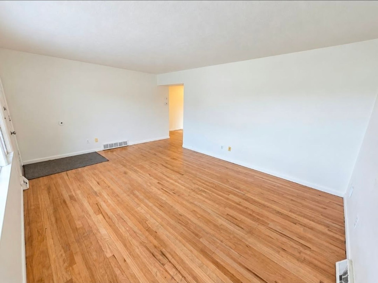 2822 W 5th St - Photo 5 of 20