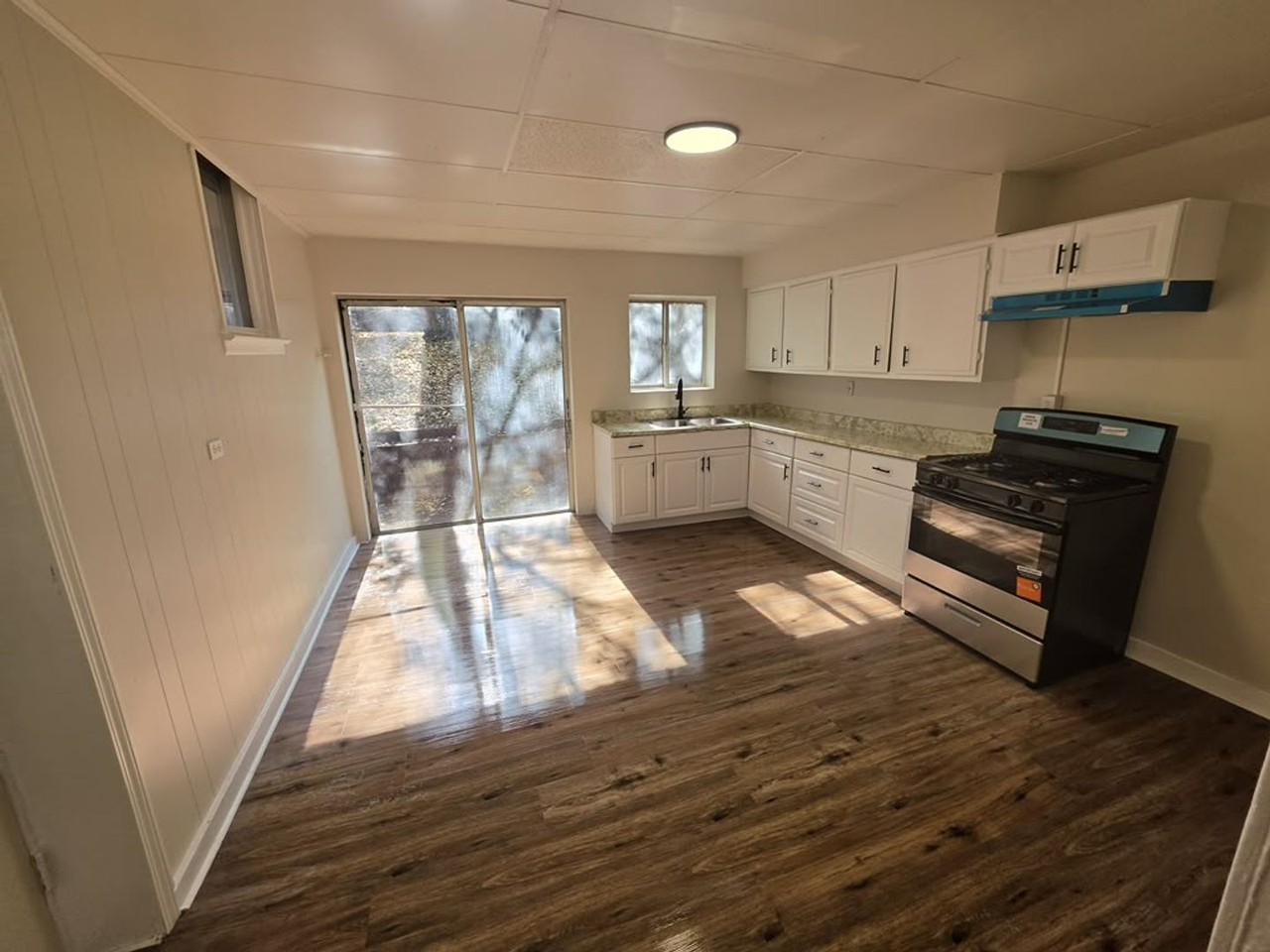 232 Moore Ave - Photo 5 of 17