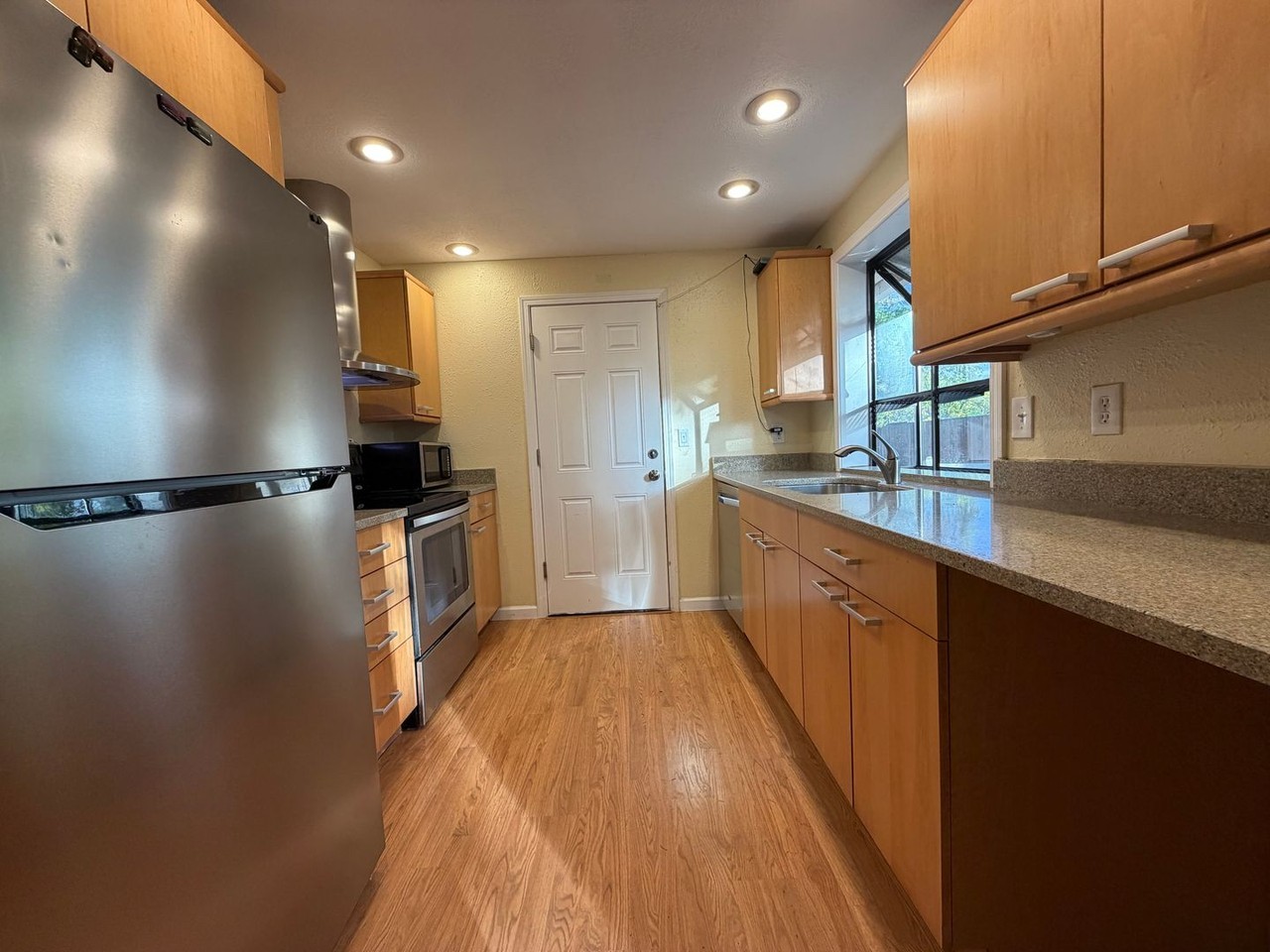 623 Ne 172nd Ave - Photo 3 of 25