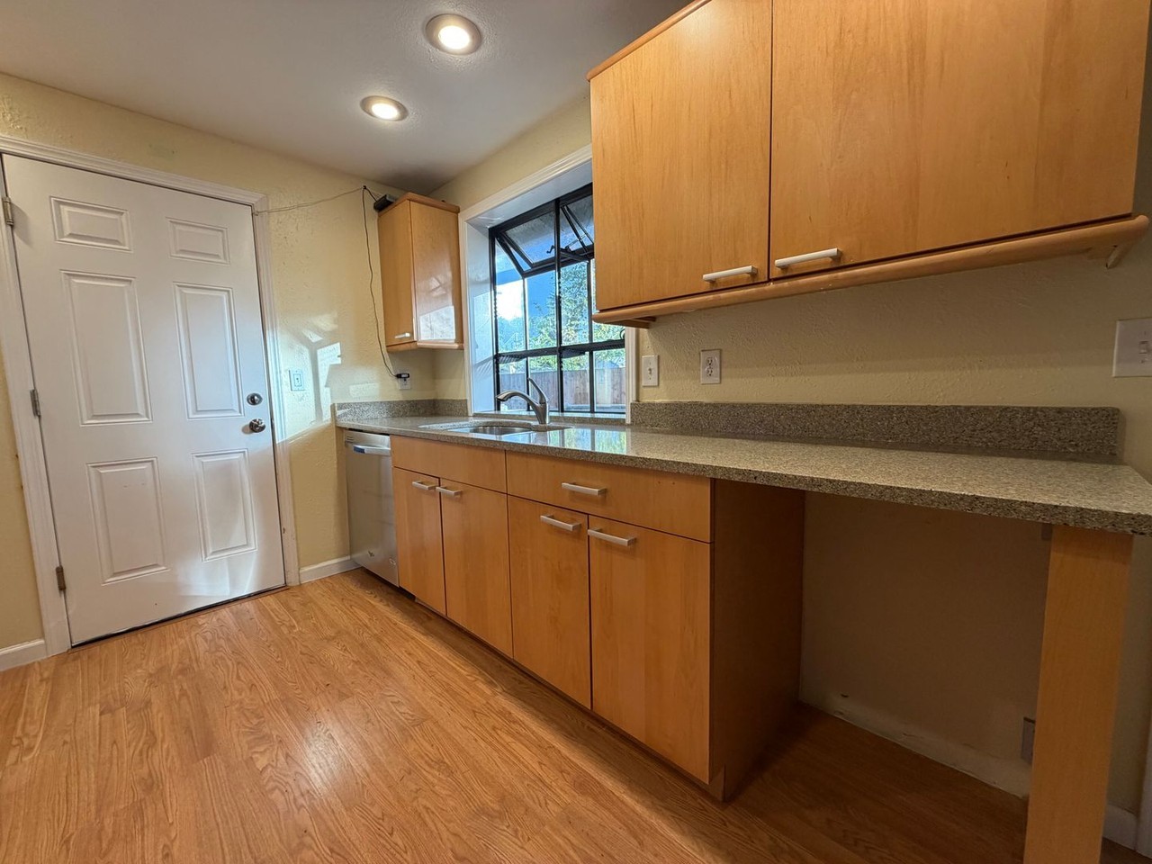 623 Ne 172nd Ave - Photo 5 of 25