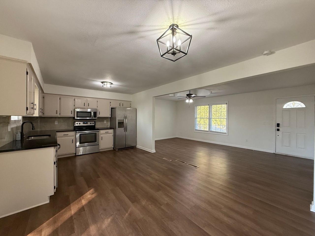 8404 N Rhode Ave - Photo 3 of 28