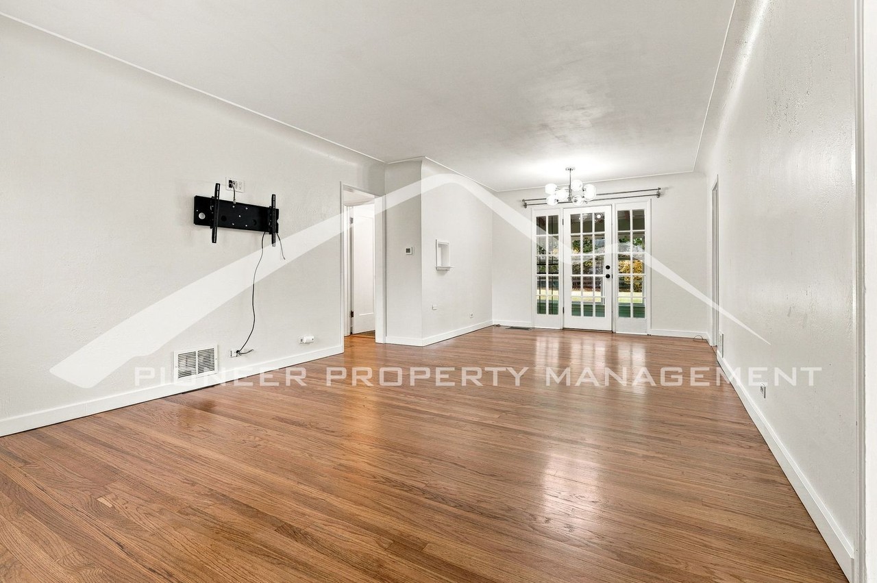 1235 Jasmine St - Photo 4 of 24