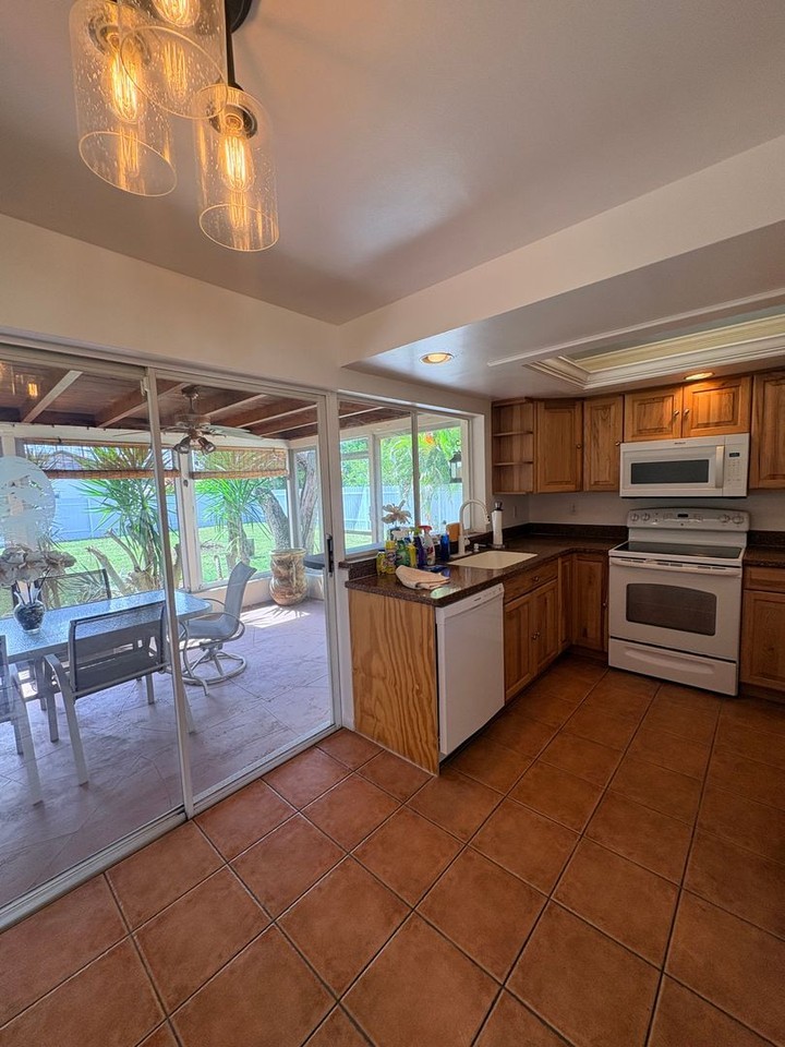 1234 Se 39th Ter - Photo 3 of 11