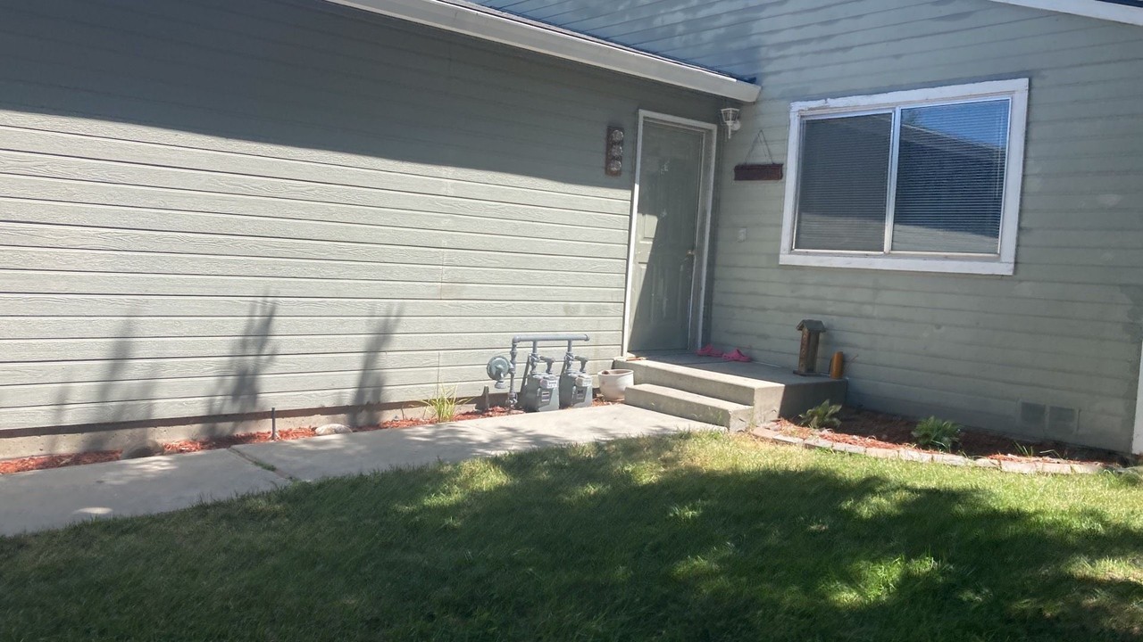 2525 Meadow Ave - Photo 2 of 11